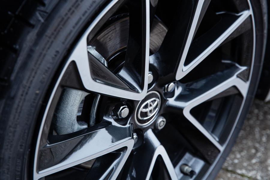 Колеса Toyota Corolla Hybrid 2019 года  (UK) (фото 3 из 40)